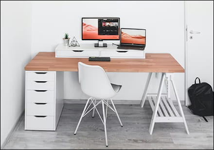 하얀 방에 설치된 책상과 의자, 컴퓨터
