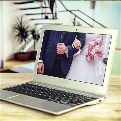결혼 사진이 바탕화면으로 되어있는 노트북